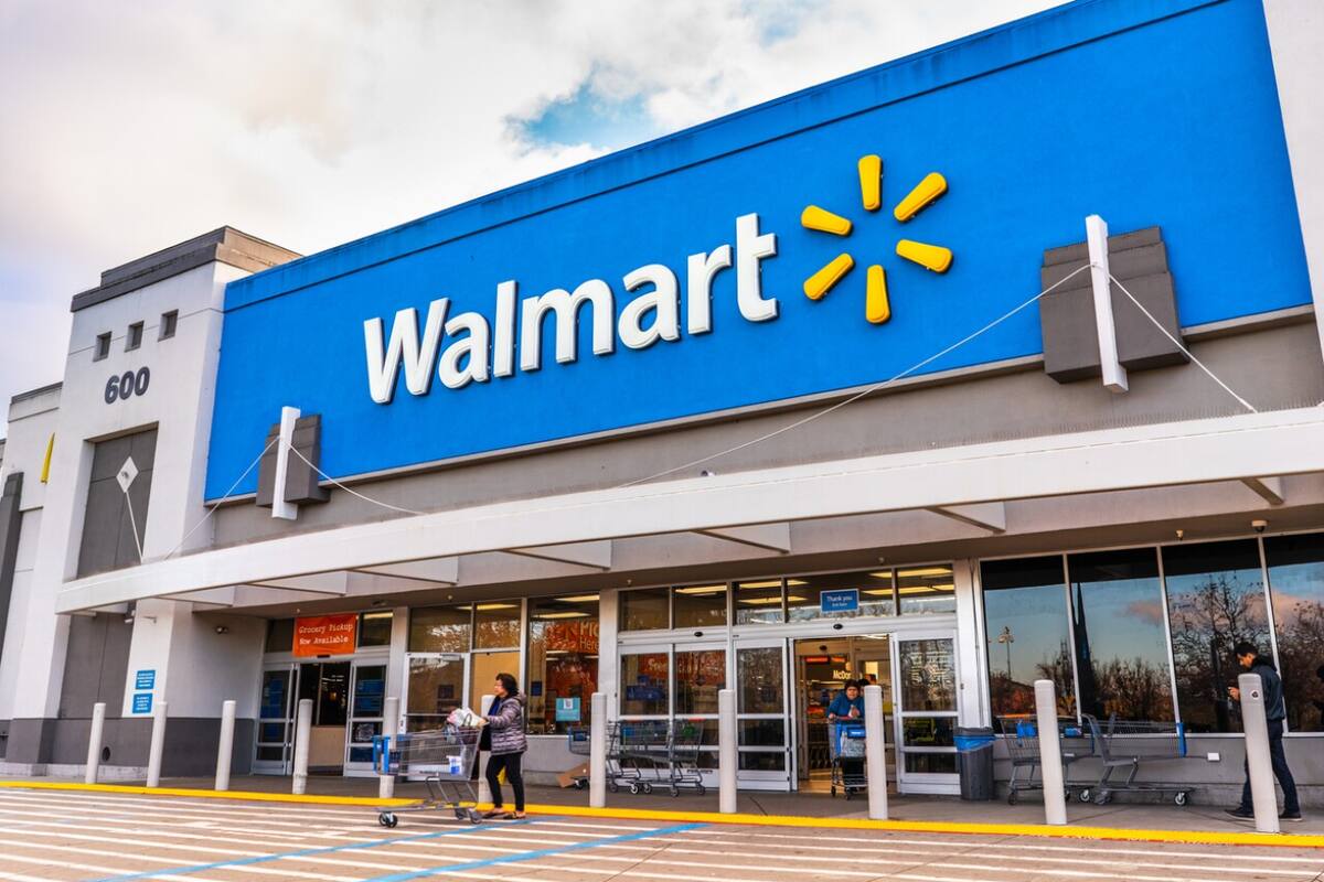 Mujer ejerce violencia contra sus dos hijos menores en el centro comercial Walmart