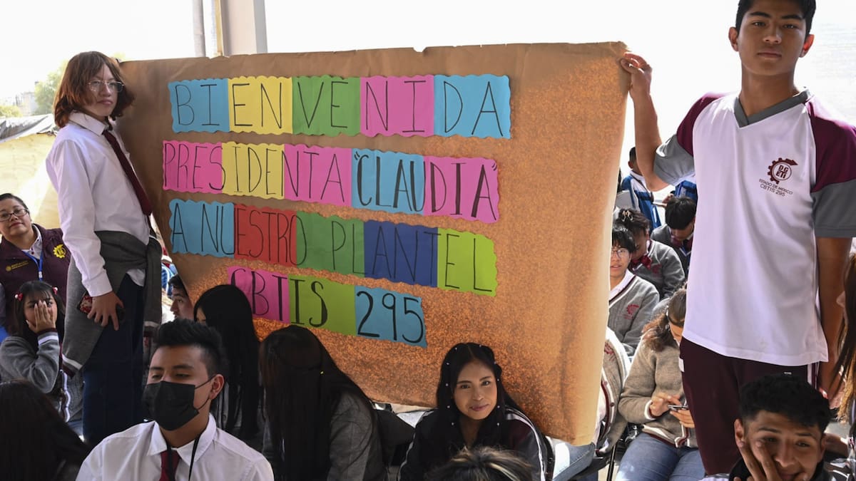 Durante la gira de trabajo por el Estado de México, se confirmaron proyectos clave de infraestructura urbana y educativa que buscan transformar la movilidad y las oportunidades académicas en Ecatepec este 2026. (Foto: Presidencia de México)