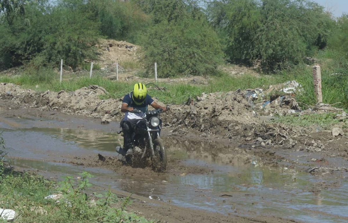 El arroyo por el que cruzan los niños se encuentra lleno de aguas negras, lodo y basura, dificultando el acceso a la Primaria ‘El Niño Campesino’. FOTO: TEODORO BORBÓN