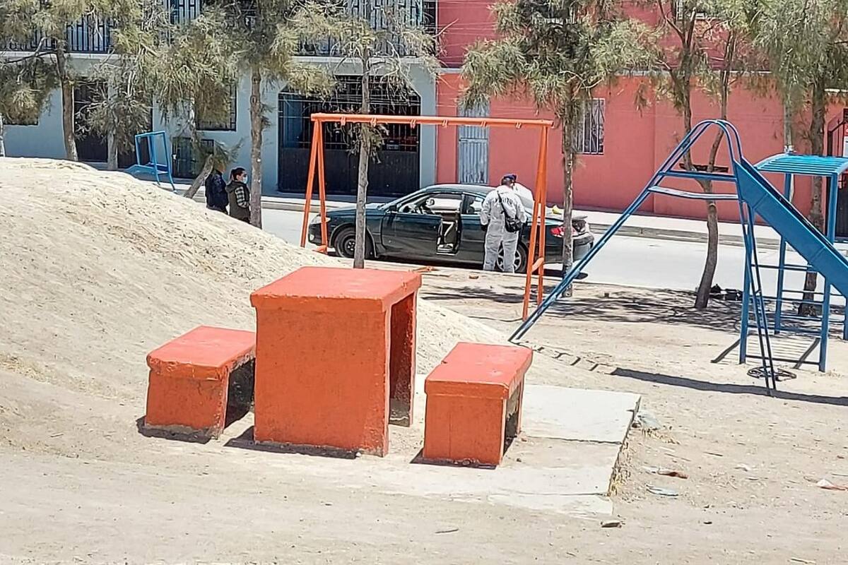 Encuentran cadáver 'encajuelado' junto a parque en Tijuana