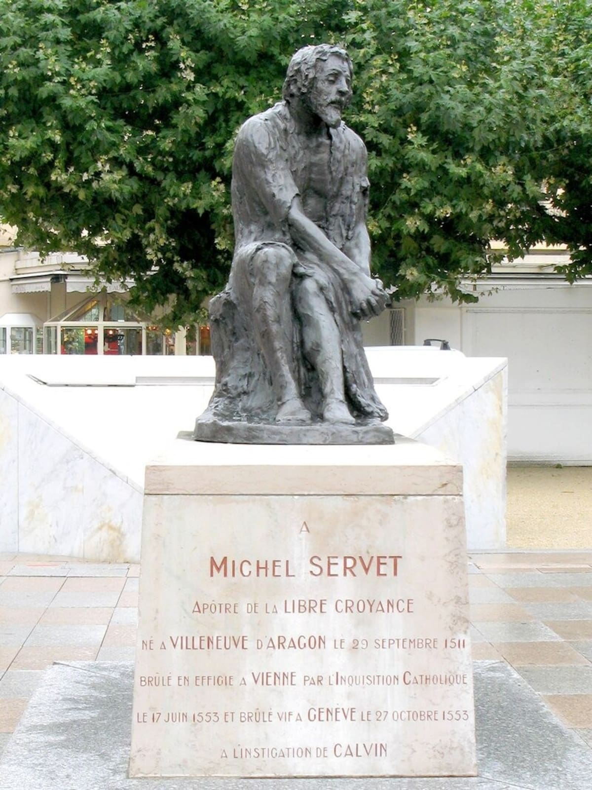 Monumento a Servet en la plaza del Ayuntamiento de Annemasse (Francia), villa situada a 4 km de Ginebra, al otro lado de la frontera franco-suiza. La inscripción bajo la escultura dice: a Miguel Servet, apóstol de las libres creencias, nacido en Villanueva de Aragón el 20 de septiembre de 1511, quemado simbólicamente en Vienne por la Inquisición Católica el 17 de junio de 1553 y quemado vivo en Ginebra el 27 de octubre de 1553 a instigación de Calvino.