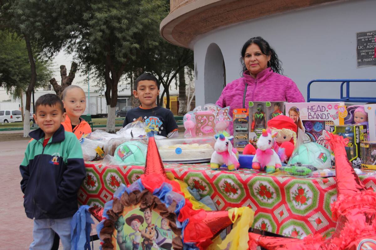 Pequeños disfrutan de regalos en parque del mariachi