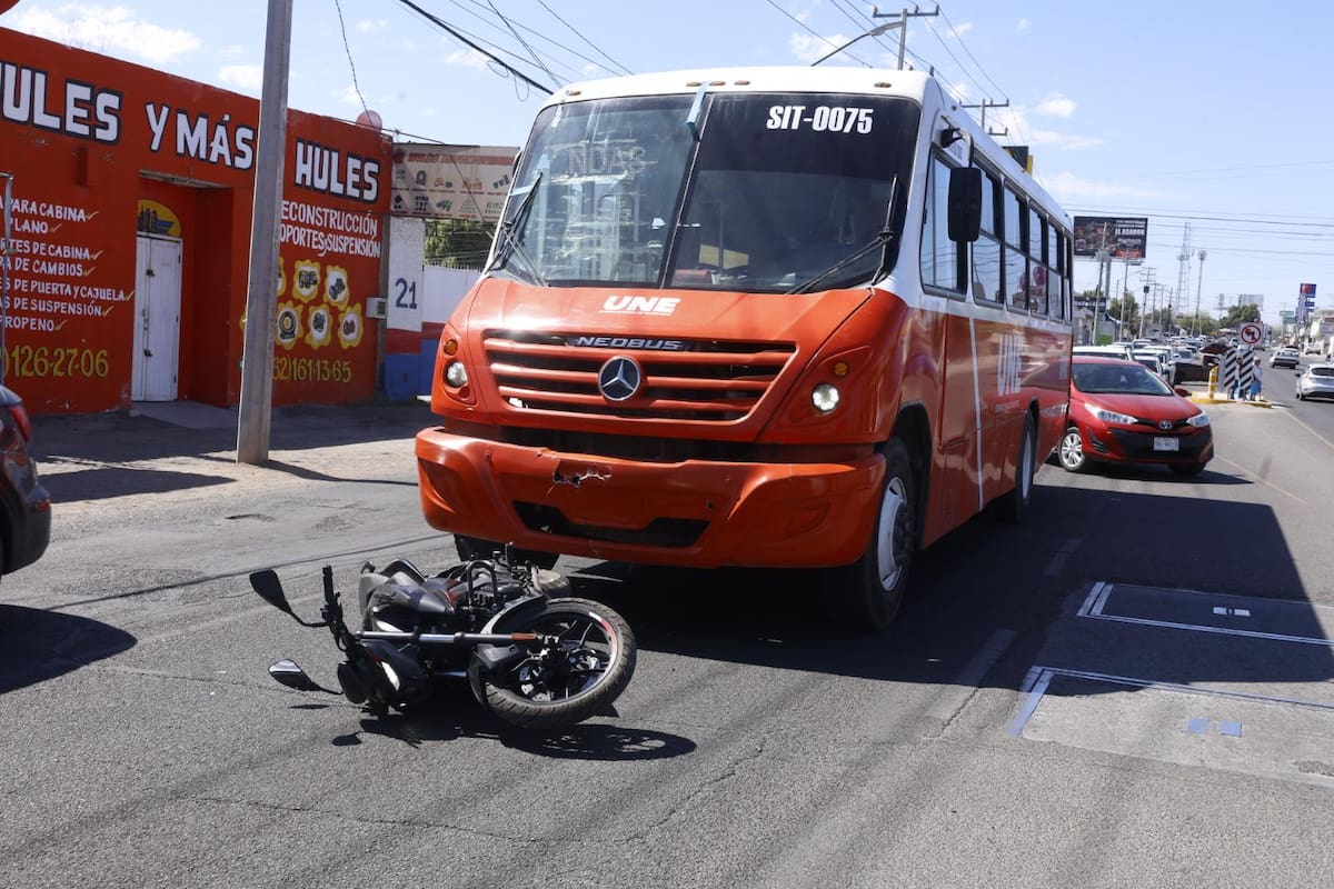 Motociclista resulta lesionado en choque múltiple en Hermosillo