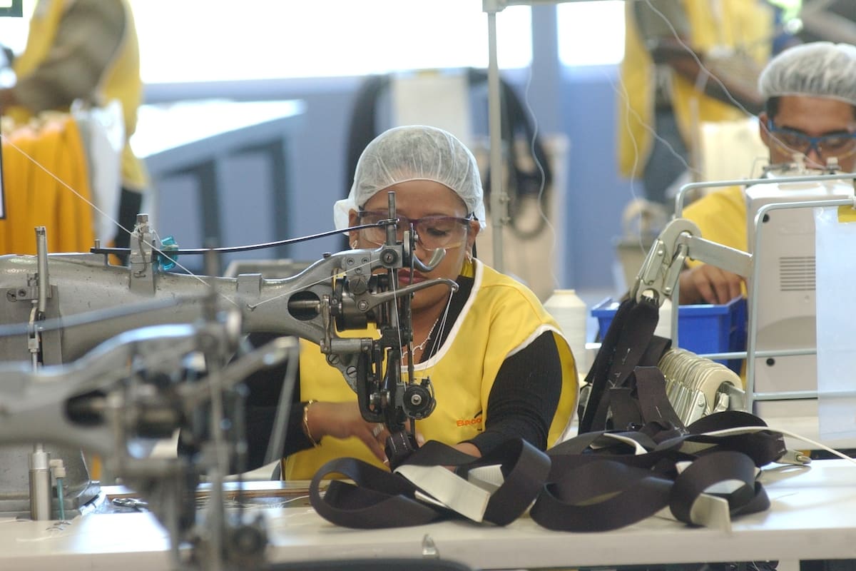 Maquiladoras se preparan para incremento salarial en 2026