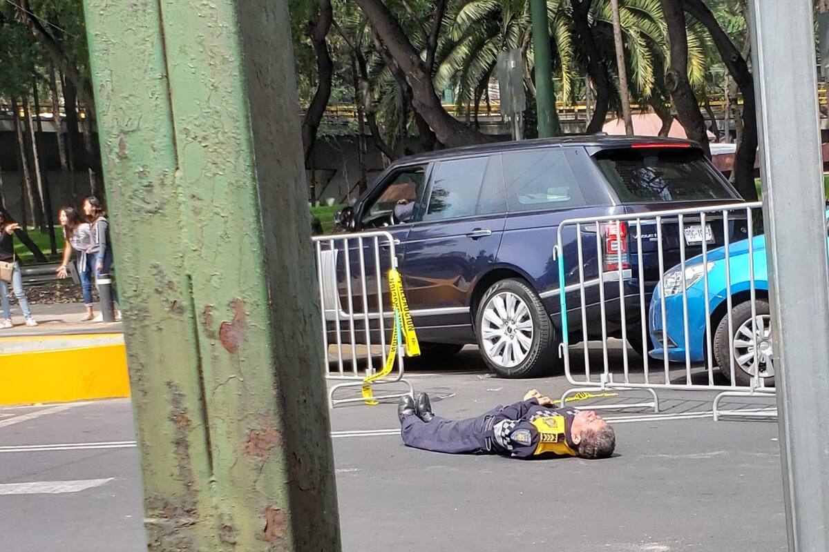 VIDEO: Conductor se da a la fuga tras noquear a policía