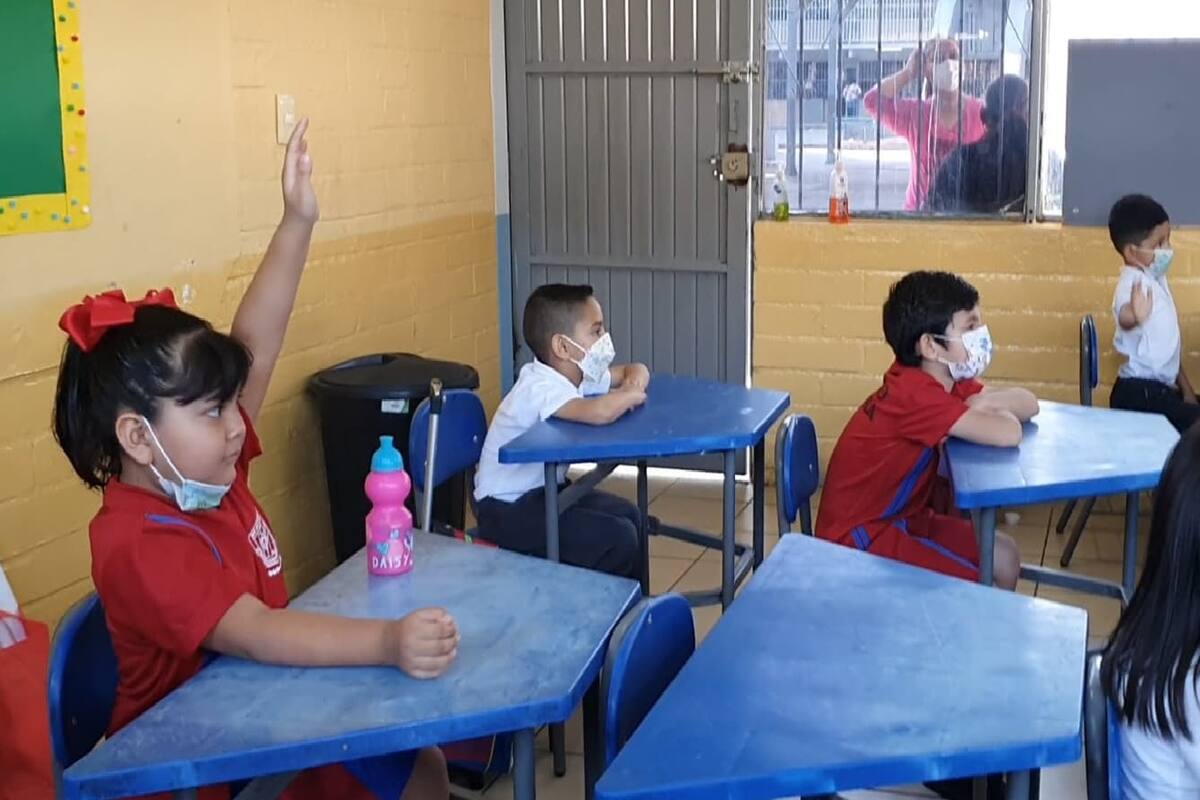 Emocionada la niña Zulma Andrea acude a su primer día de clases