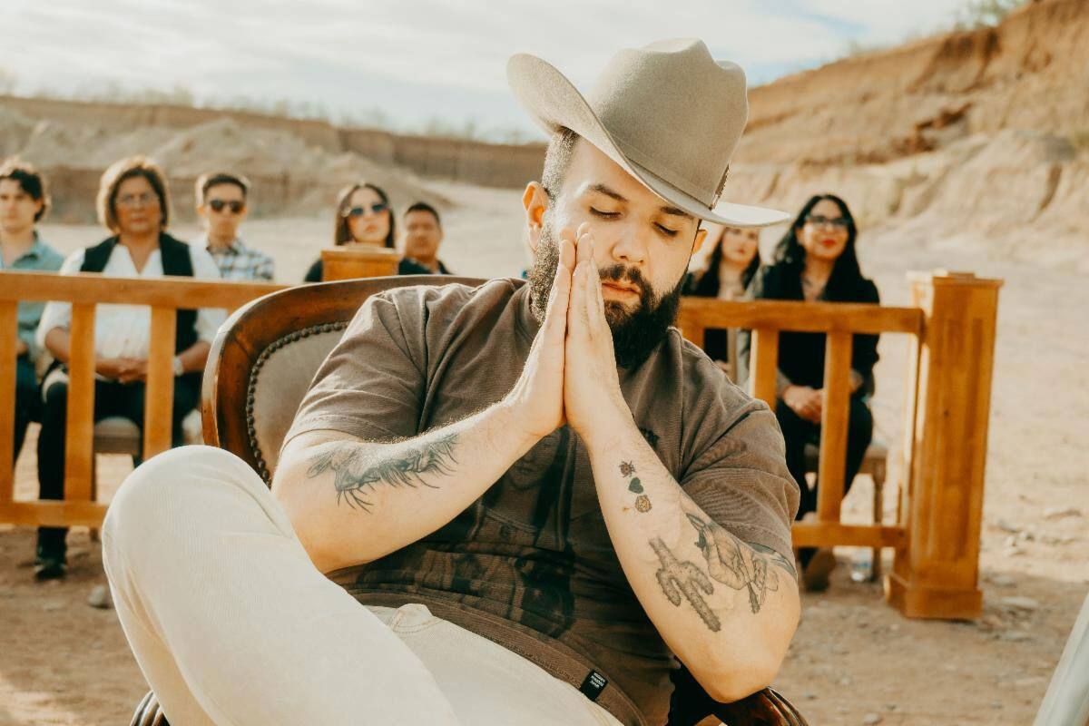 Carin León promociona su nuevo sencillo.