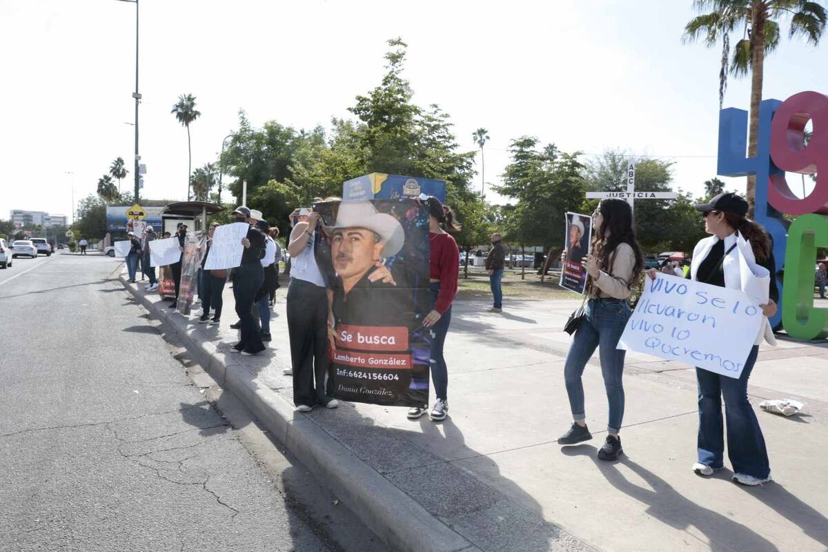 Familiares de Lamberto González se manifiestan frente a la Plaza Emiliana Zubeldía
