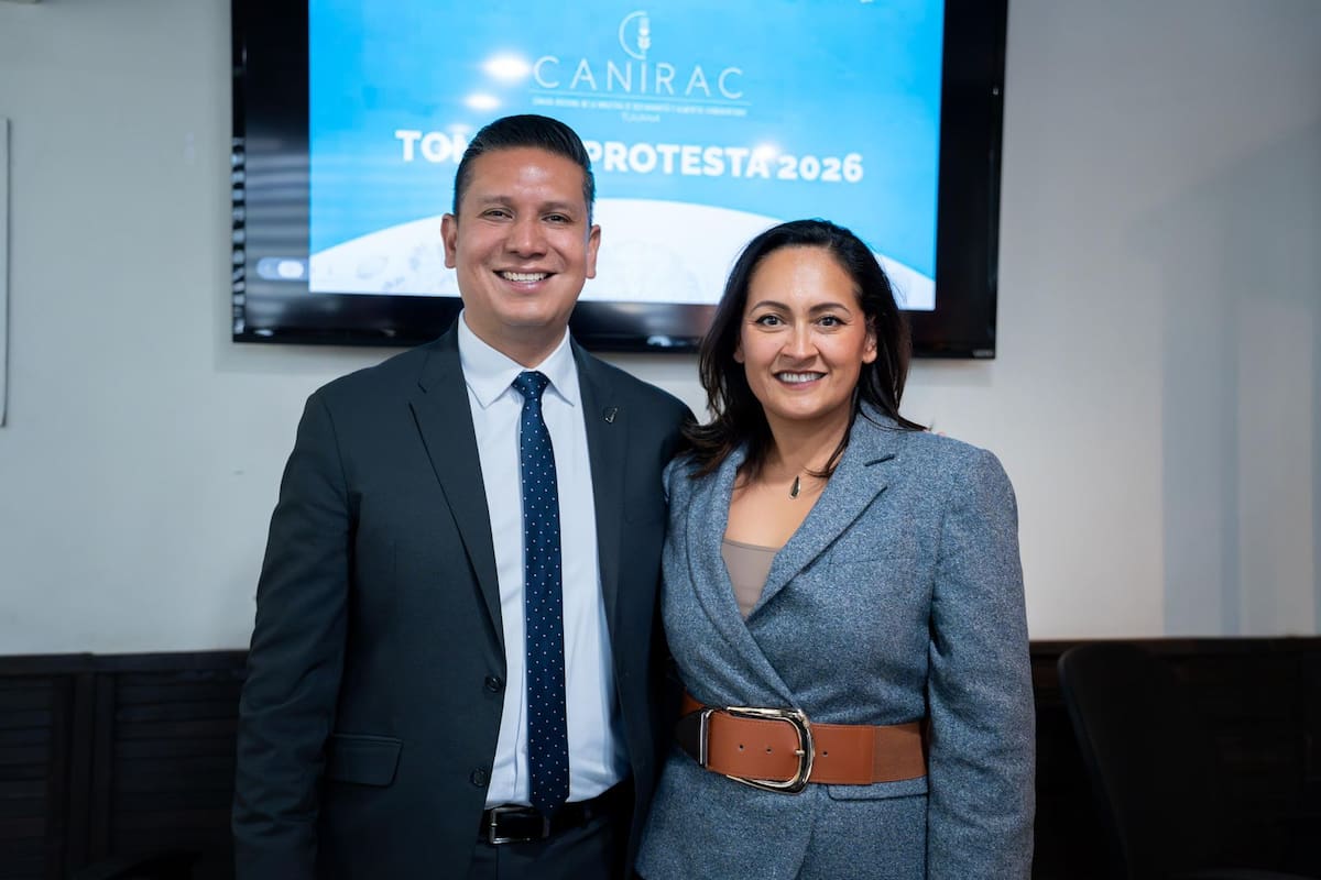 Con el compromiso de fortalecer la unidad, innovación y crecimiento del gremio restaurantero, rindió protesta para el periodo 2026-2027 acompañada de su nuevo Consejo Directivo. Foto: Cortesía