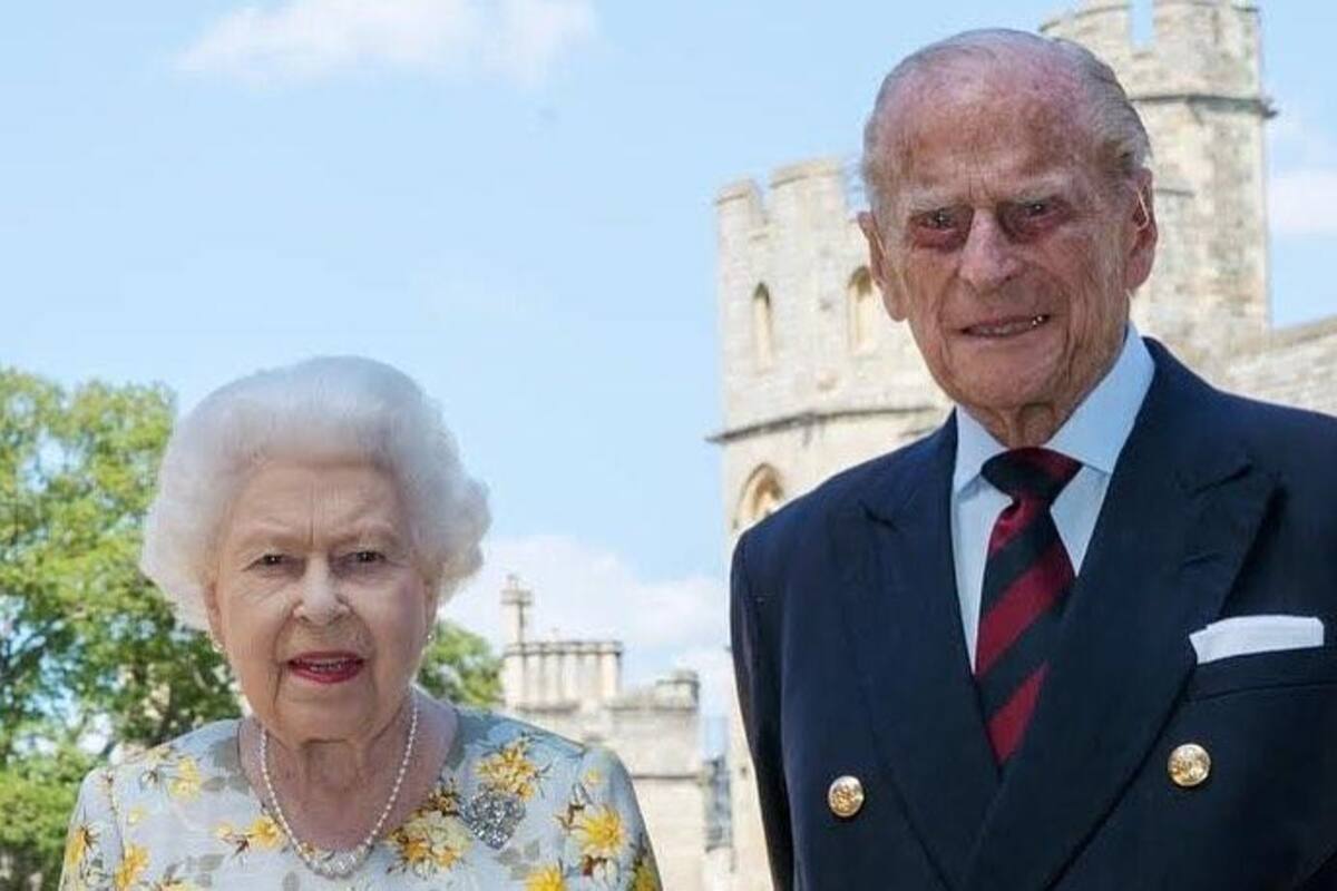 Reina Isabel II participa en su primer acto público por videollamada
