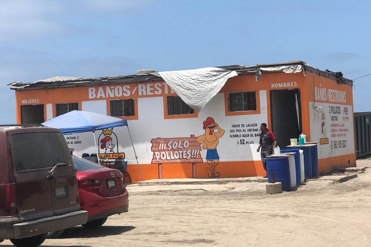 Baños públicos de playa centro de Rosarito lucen sucios y abandonados