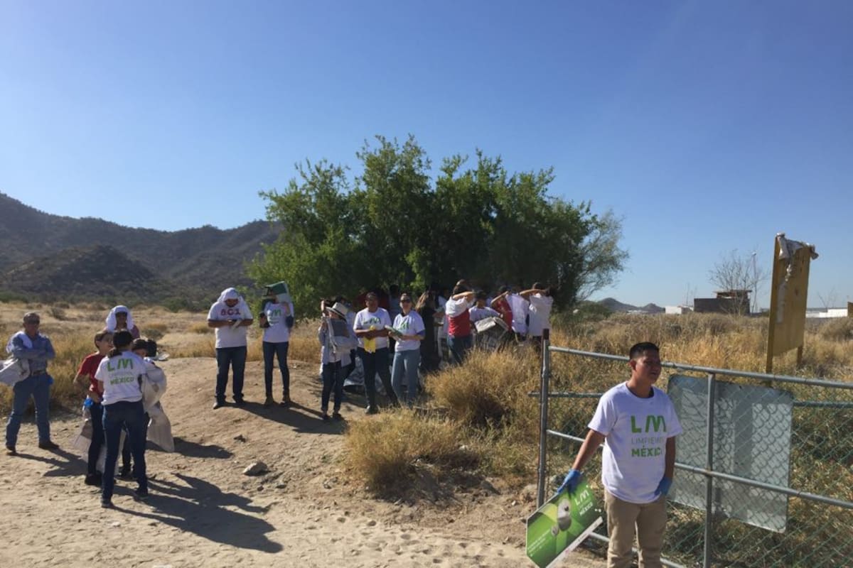 Más de 200 personas ayudan a limpiar Cerro del Bachoco