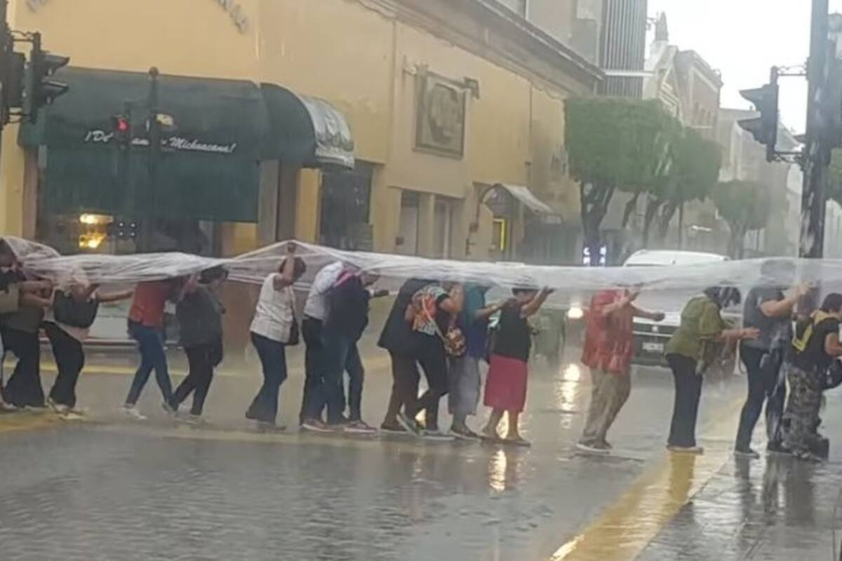 VIDEO: Con hule y fila india se protegen de la lluvia