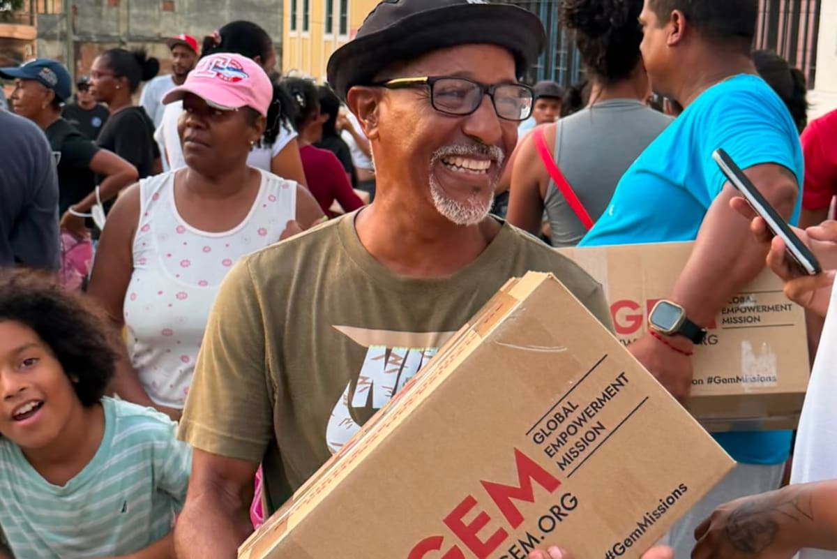 Familias de La Guaira reciben ayuda humanitaria tras los sismos del 24 de junio en Venezuela. | Foto: Global Empowerment Mission vía Instagram