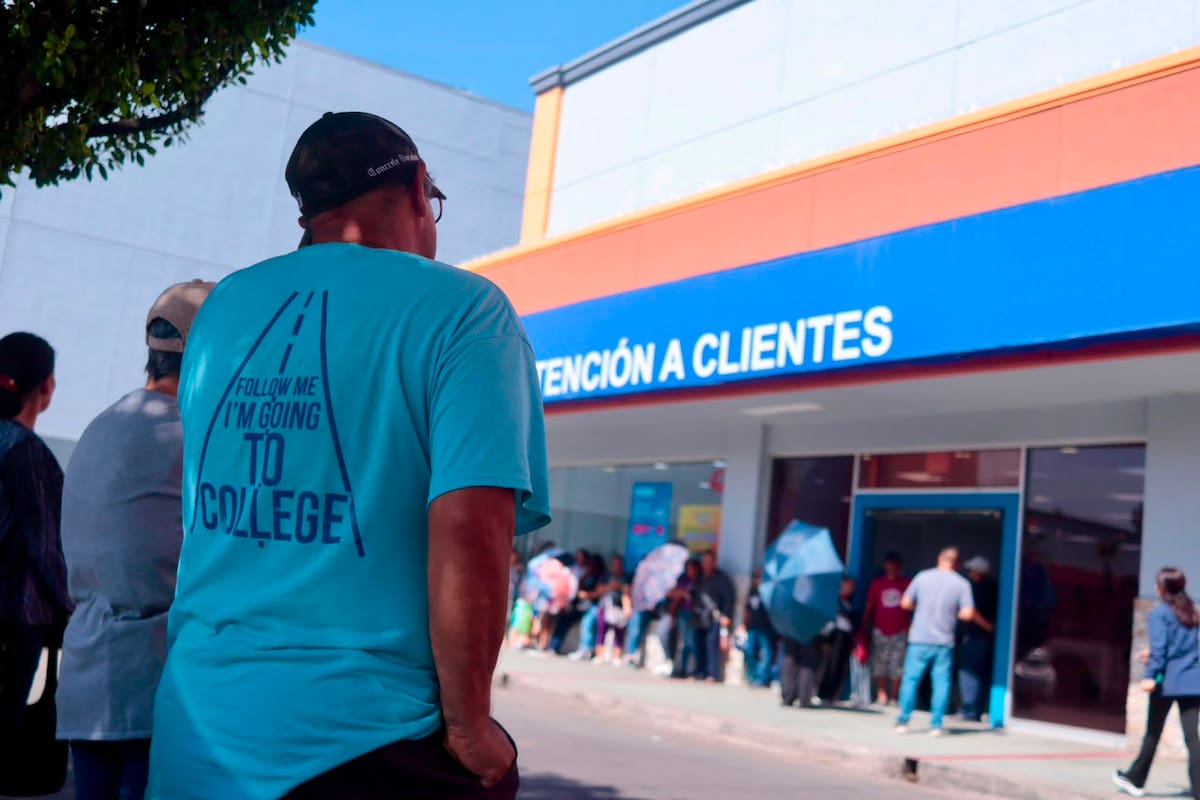 Fallas en registro telefónico de Telcel generan largas filas en Tecate
