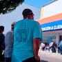 Fallas en registro telefónico de Telcel generan largas filas en Tecate