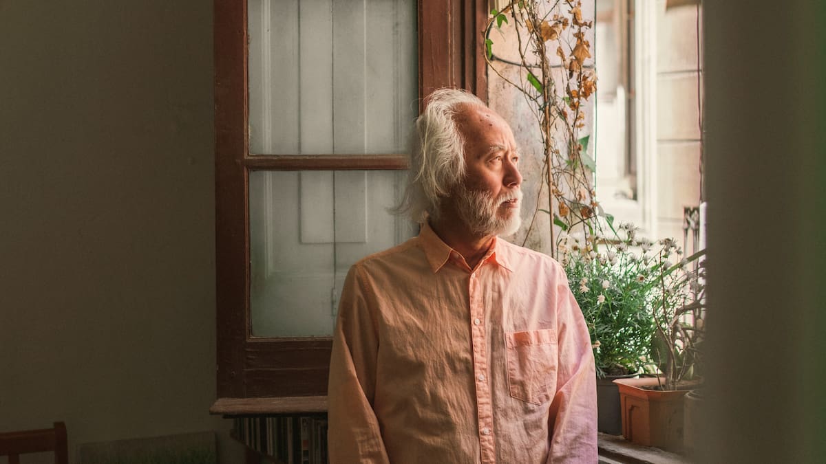 Sinclair demostró que activar genes de desarrollo temprano (factores de Yamanaka) puede “resetear” parcialmente la edad epigenética en células adultas.