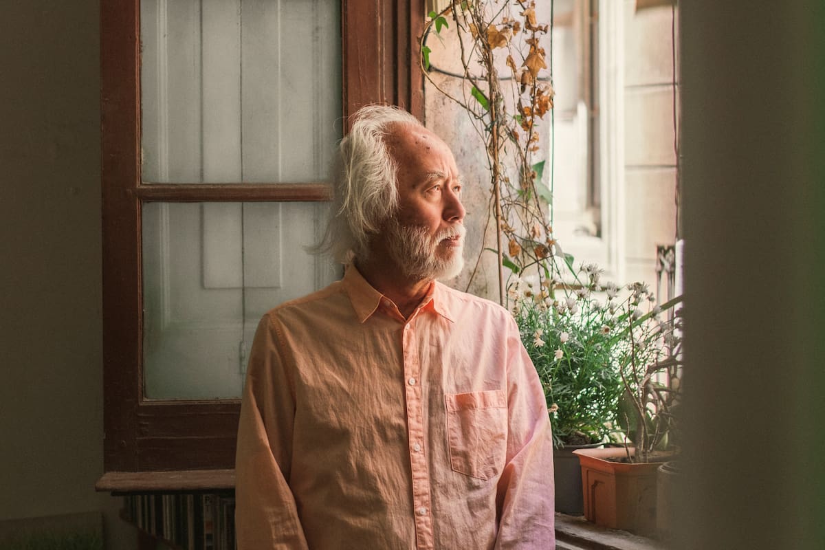 Estos son los efectos negativos de la soledad en adultos mayores, según expertos