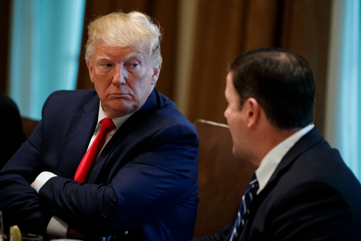 Trump planea despedir a encuestadores por filtraciones, revelan