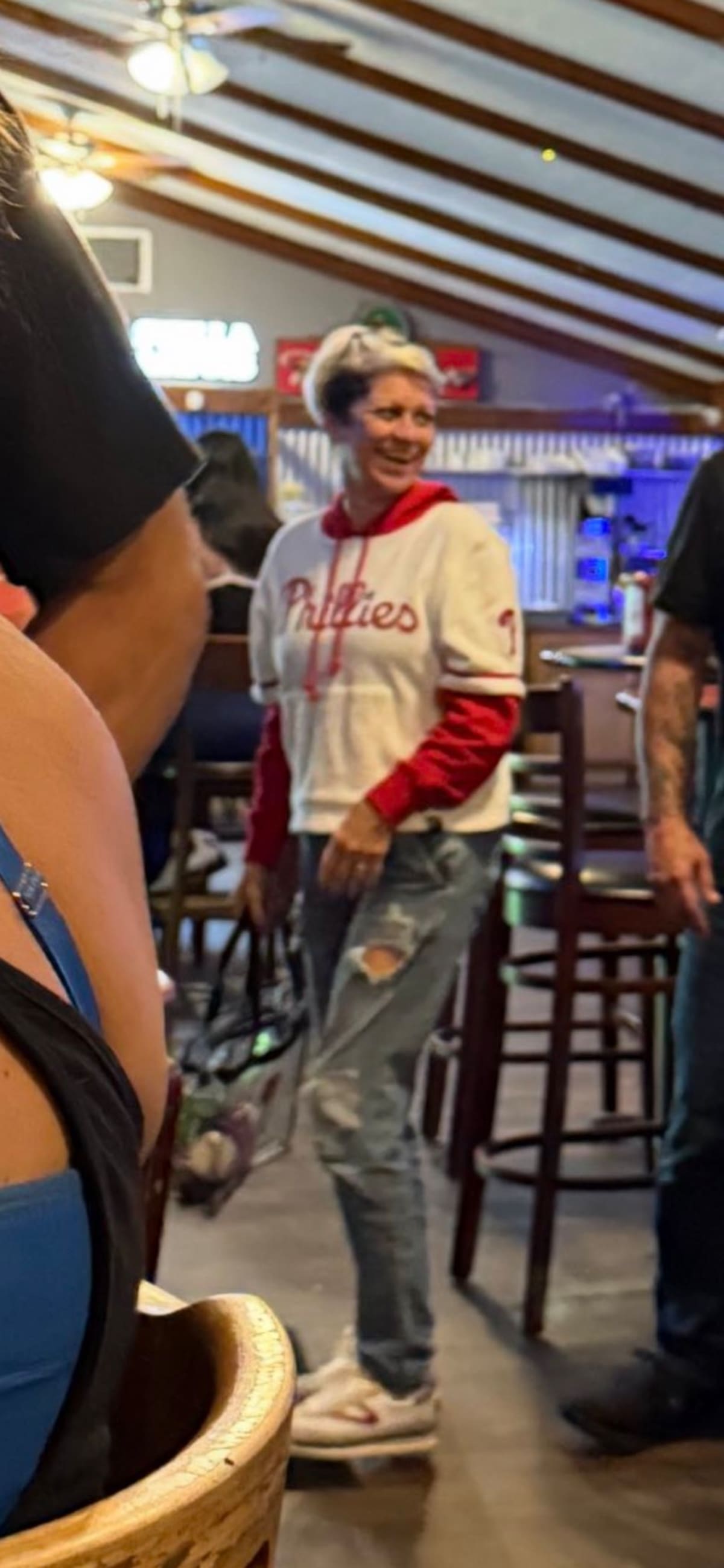 La "Karen de los Phillies" fue captada sonriendo mientras la pelota de beisbol que le quitó al pequeño Lincoln se ve dentro del bolso. (Foto: Redes sociales)