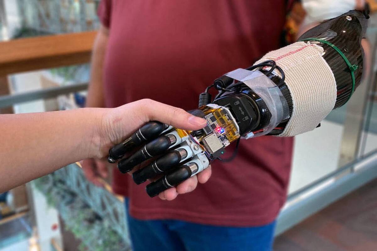 La mano robótica con IA capaz de obedecer órdenes del cerebro y transmitir la sensación del tacto