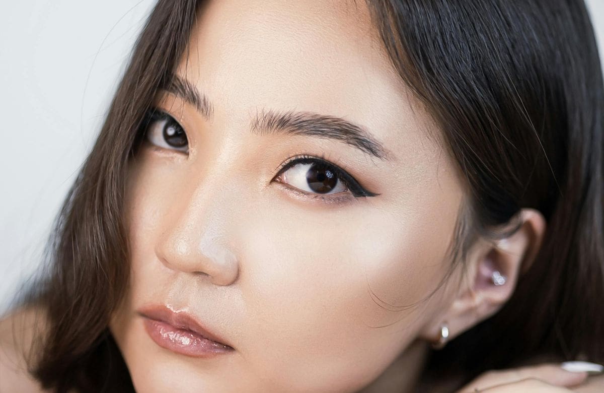 Trucos para evitar que el delineador se corra durante el día | Foto: Especial (canva)