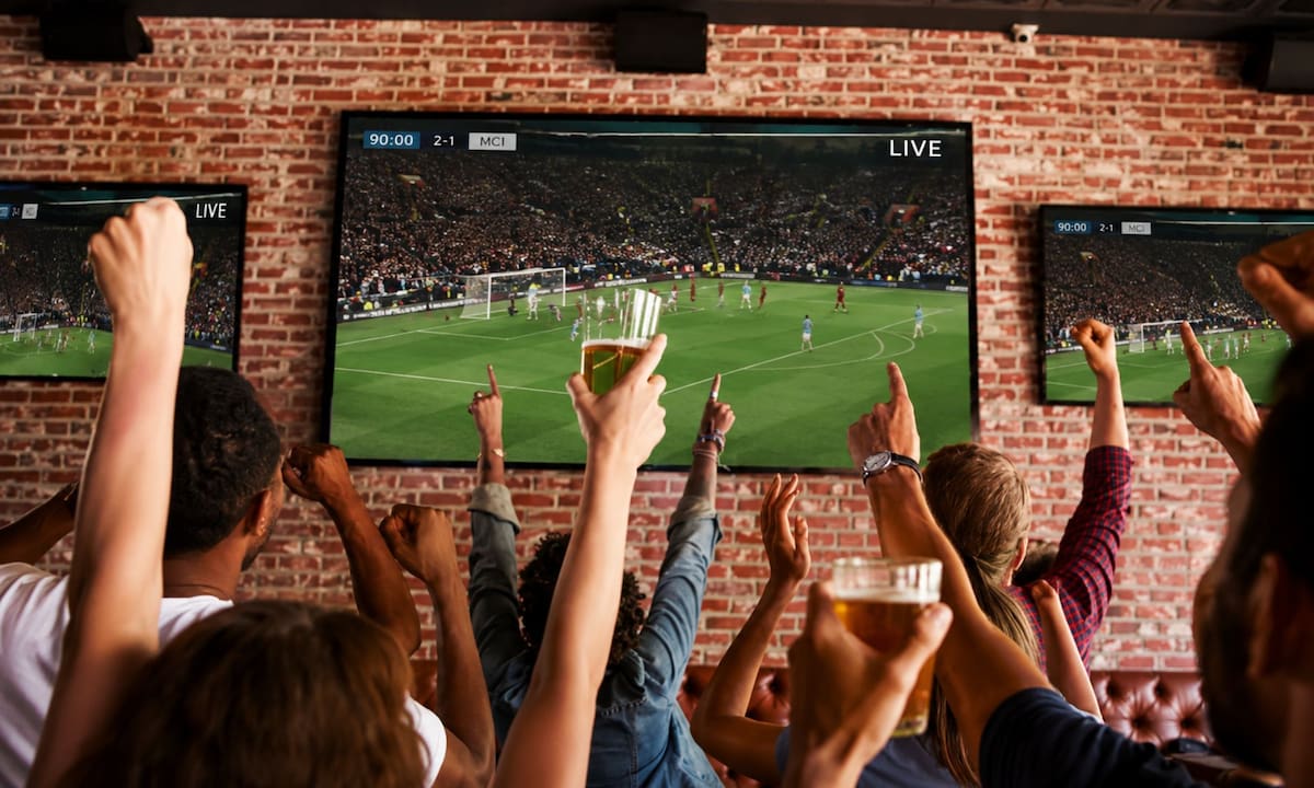 Los únicos negocios que sí podrán transmitir el Mundial 2026 son los que paguen permisos especiales de cable, un costo que Canirac estima entre 3,000 y más de 20,000 pesos | Pexels IA