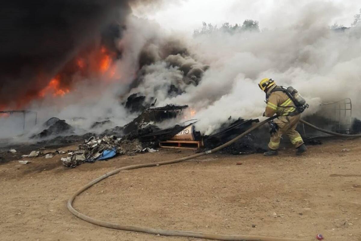 Bomberos controlan incendio de recicladora la mañana de este lunes