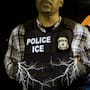 ICE se interesa en guantes capaces de dar descargas eléctricas para equipar a sus agentes de detenciones