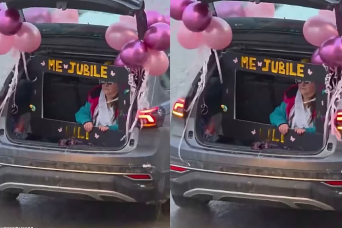 Mujer celebra su jubilación desfilando entre el tráfico, saludando desde la cajuela de su camioneta con globos, y se vuelve viral