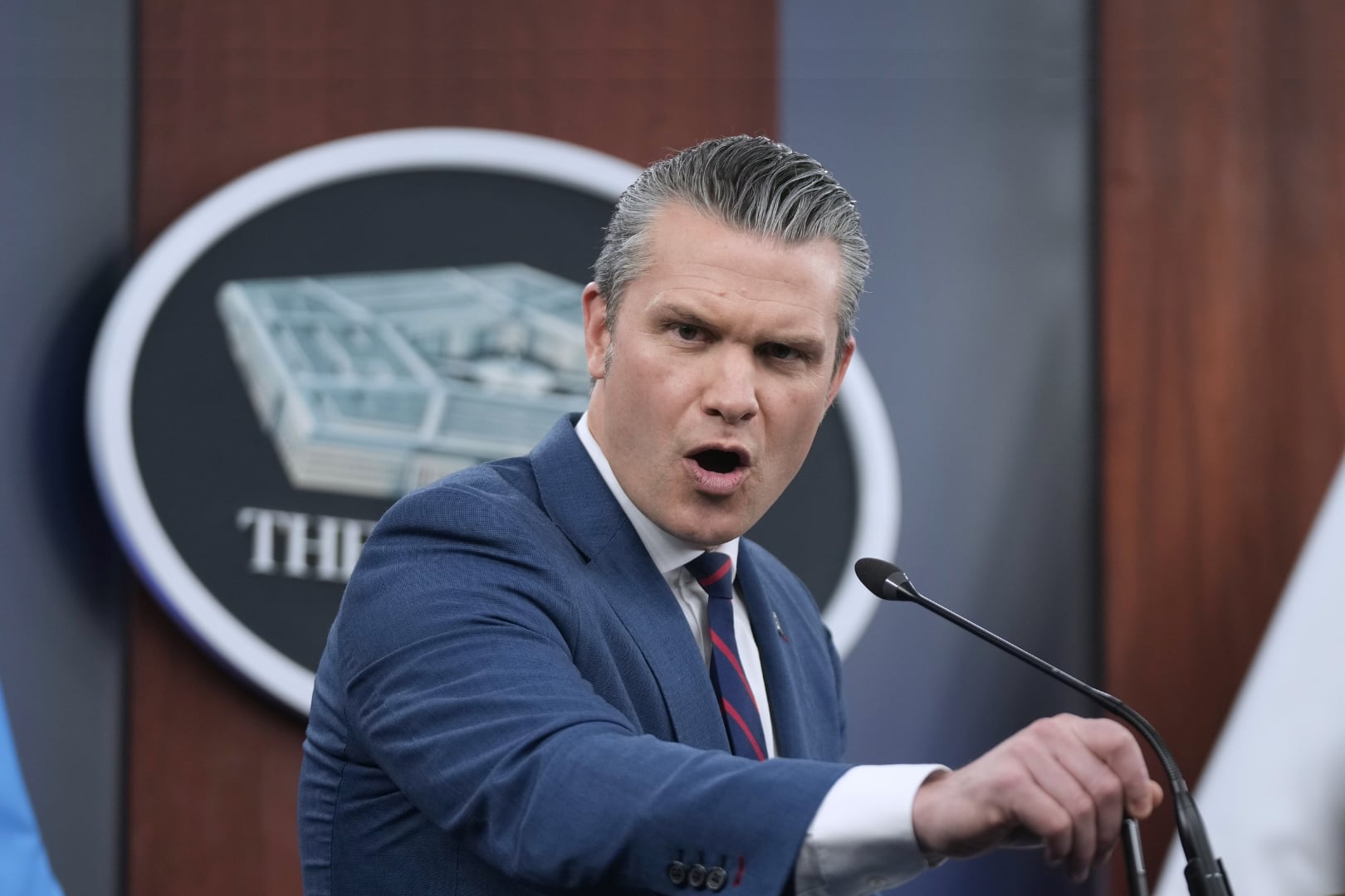 El secretario de Defensa de EE. UU., Pete Hegseth, hizo la comparación durante una conferencia oficial tras el rescate de un piloto en Irán. (AP foto/Mark Schiefelbein)