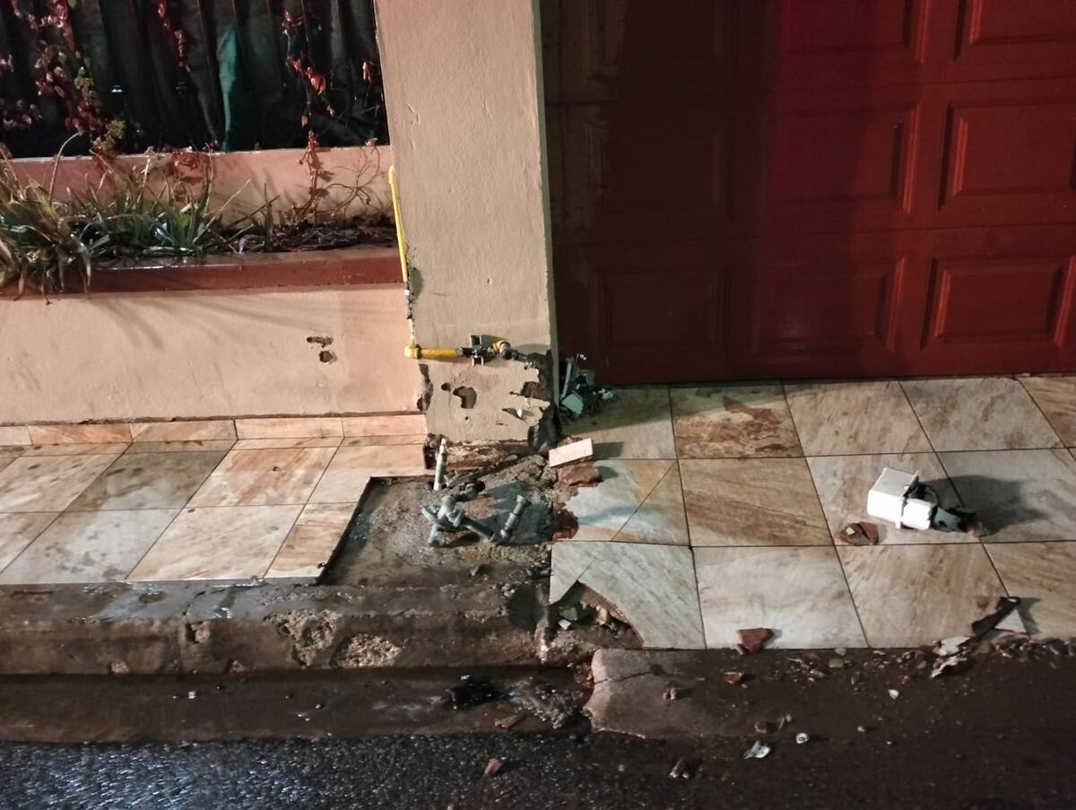 El vehículo colisionó contra la estructura y la línea de gas de la compañía Ecogas, por lo que fue necesaria la presencia de los bomberos para controlar la fuga de gas. Foto: Cortesía.