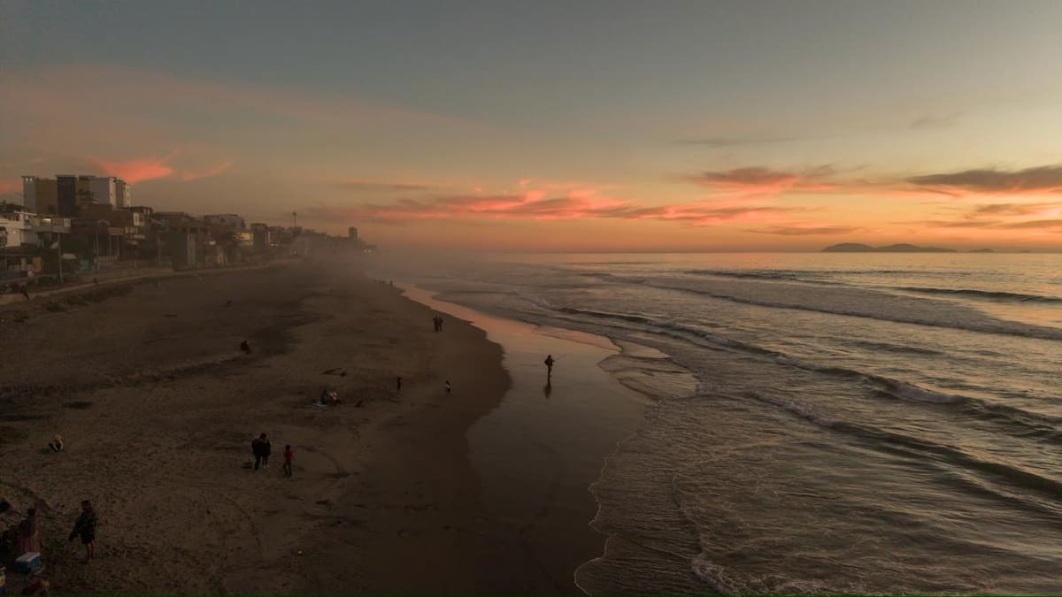 El cielo se encendió en tonos rosados y anaranjados al caer el sol este 24 de febrero en Playas de Tijuana, ofreciendo un espectáculo natural que atrajo miradas hacia el horizonte. Foto: Border Zoom