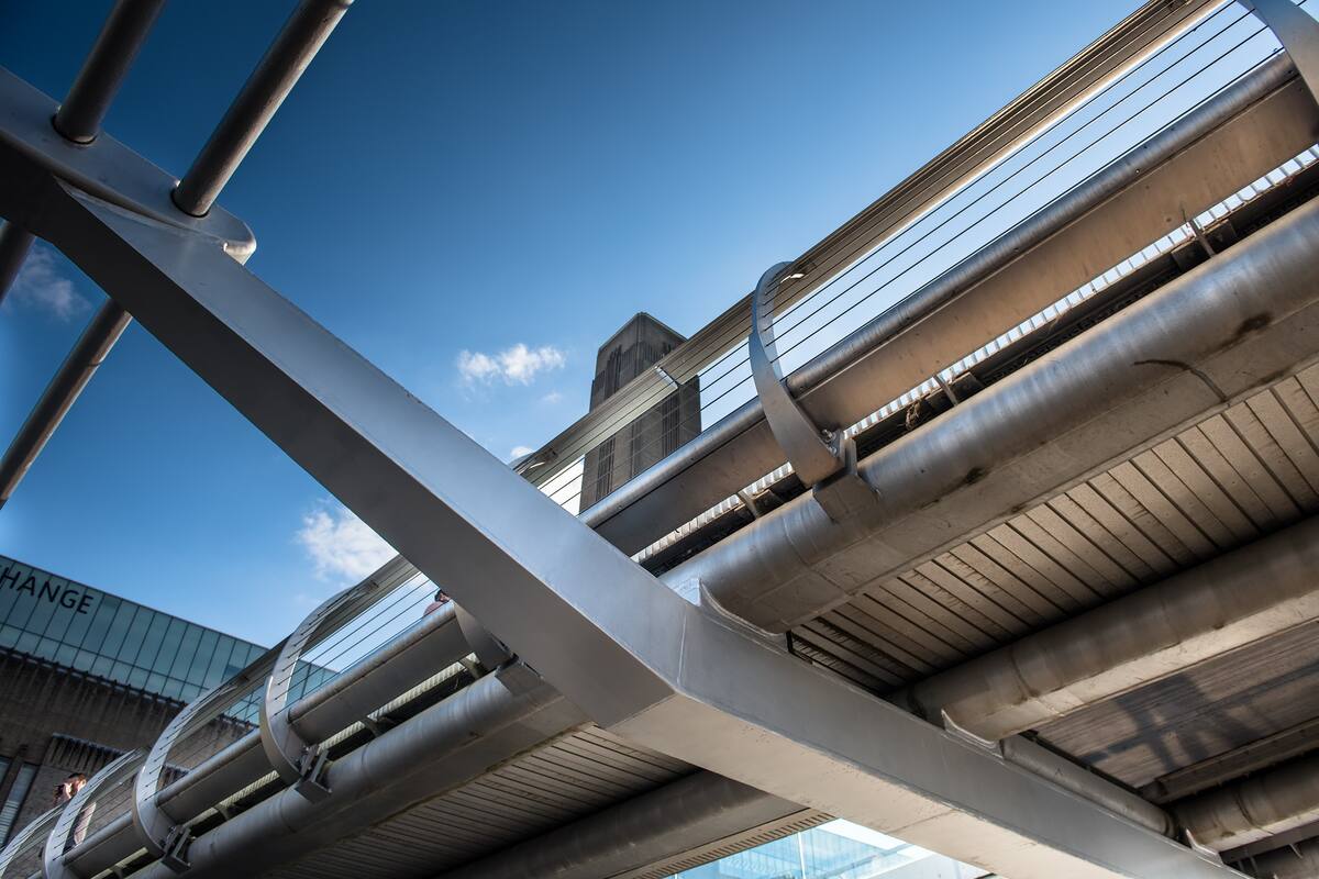 Mujer embarazada intenta tirarse de un puente con su hija en brazos