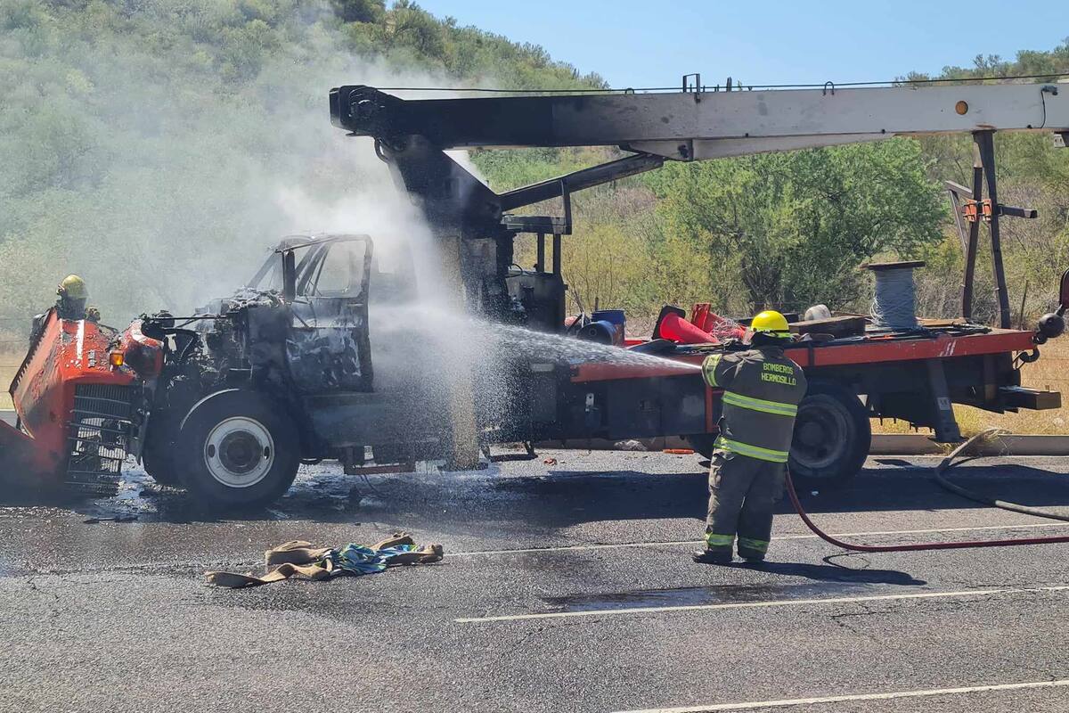 Grúa de postería se incencia en bulevar Morelos: Hermosillo