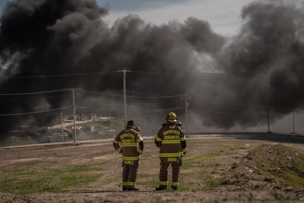 Por alrededor de tres horas Bomberos estuvo trabajando para controlar el fuego del ducto de Pemex. Foto: Border Zoom