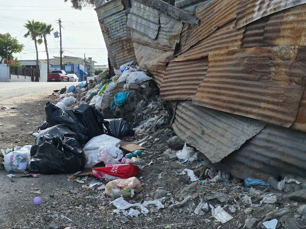 Cámaras del sistema de monitoreo municipal permiten detectar en tiempo real a personas que tiran basura o escombros y activar operativos inmediatos de Seguridad Pública.