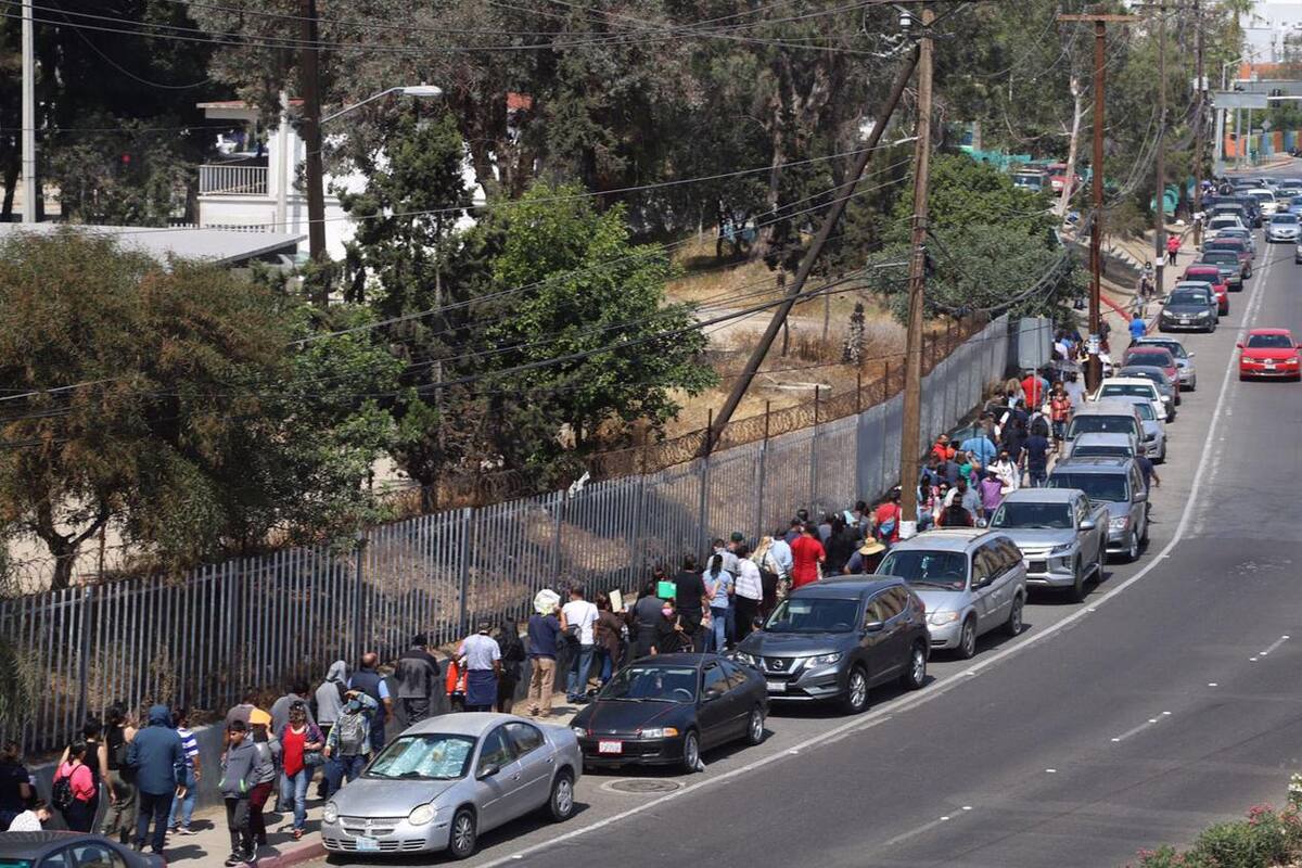 Abarrotan módulo de vacunación AntiCovid-19 de la 'prepa' Lázaro Cárdenas