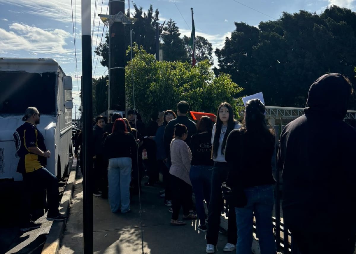 Estudiantes deben presentar cuestionario firmado y número de IMSS para completar el trámite escolar. Foto: Lorena Salinas