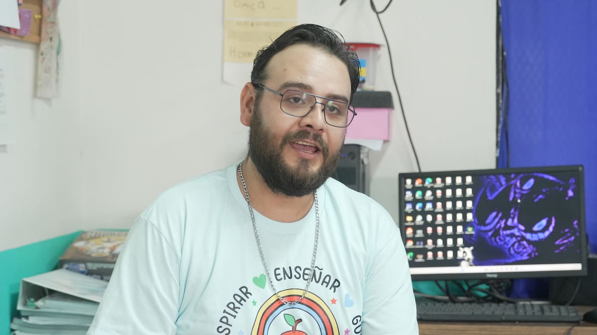 Misael Antonio Mendoza Monge combina la docencia con la creación de contenido en TikTok desde su aula en Sonora.