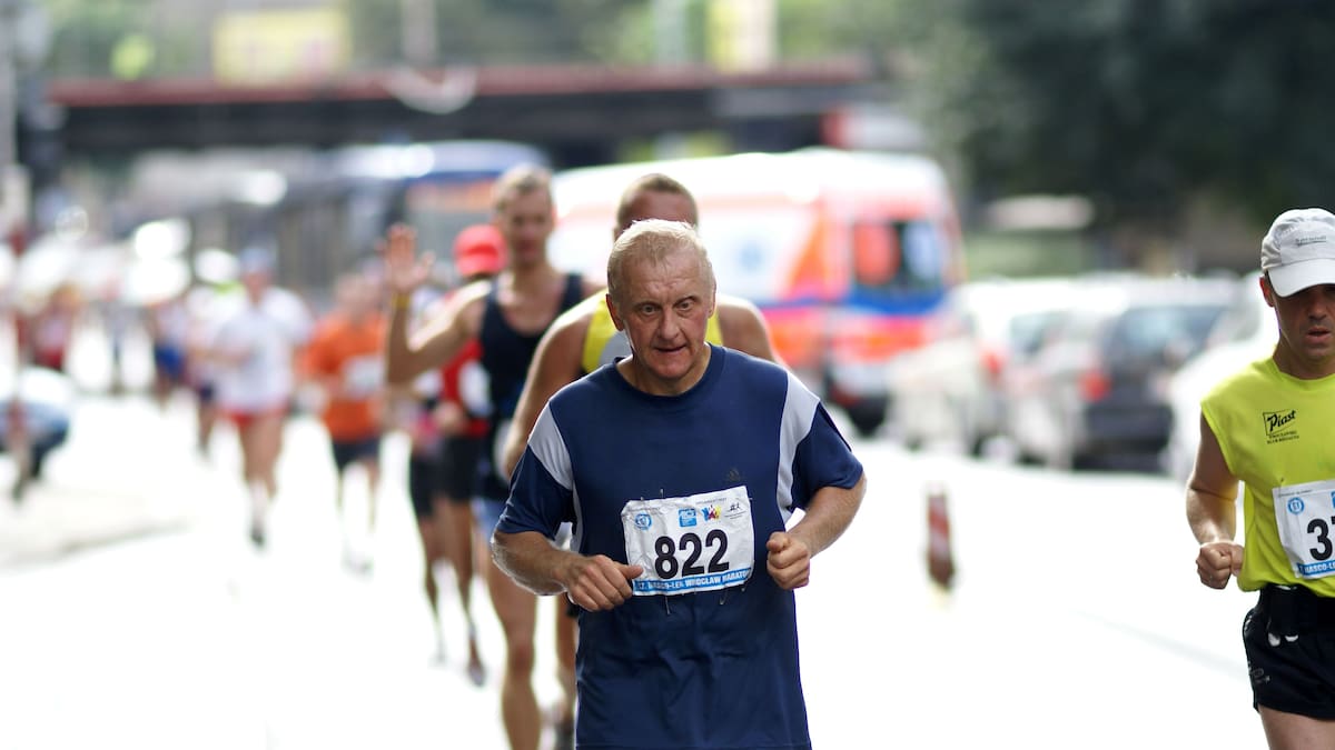Caminar después de los 60: por qué 30 minutos al día pueden marcar una diferencia real en tu salud