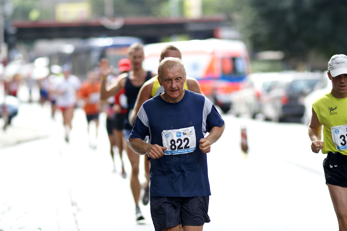 Caminar después de los 60: por qué 30 minutos al día pueden marcar una diferencia real en tu salud