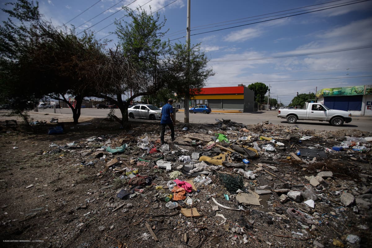 Guzmán explicó que acude diariamente al terreno baldío para retirar basura, acomodar llantas y acondicionar el área l Foto. Juan Antonio Hernández