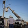 CFE instalará hasta 8 postes de concreto diarios en Mexicali durante lo que resta del año; se planea otra tanda en 2027