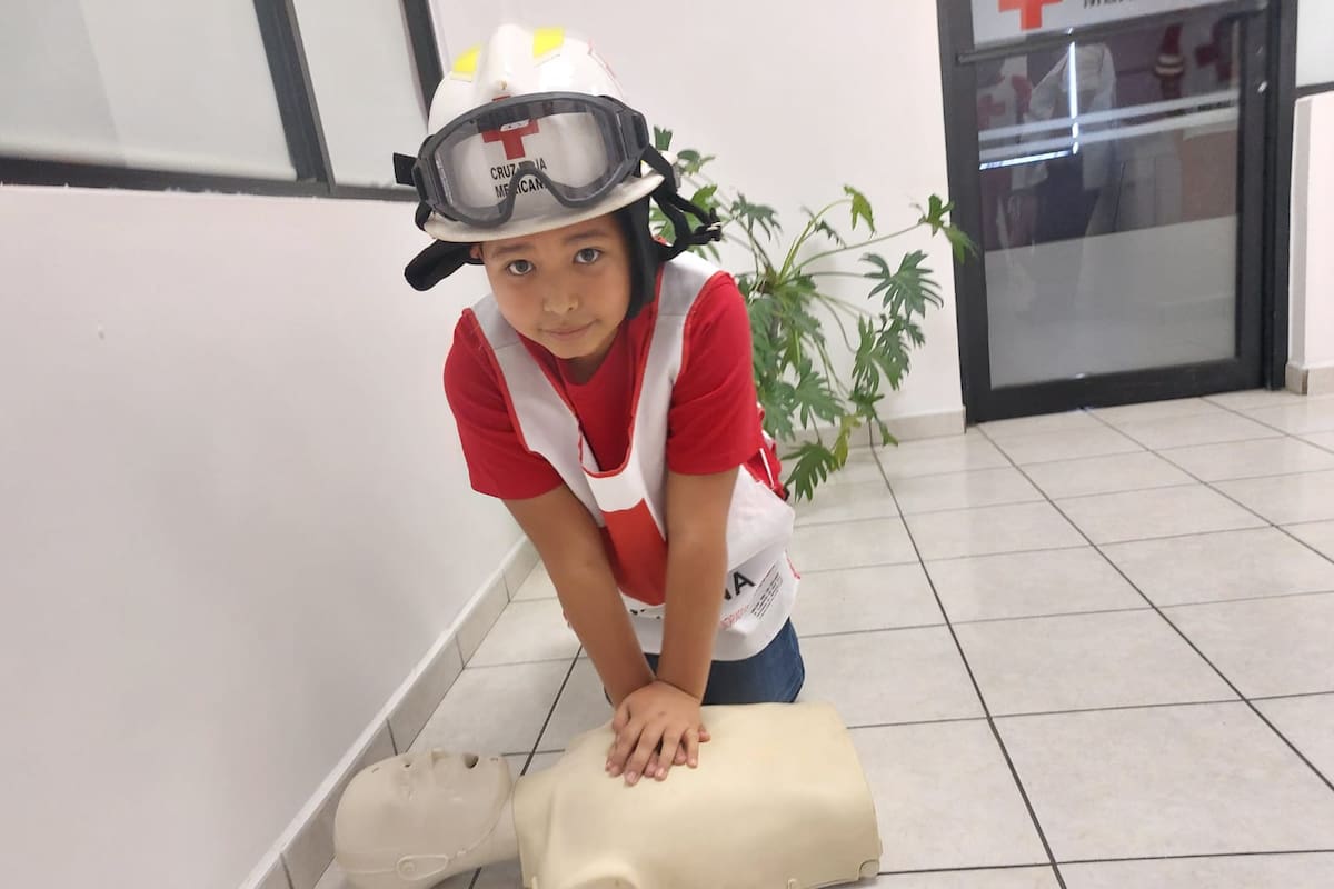El niño Jeacob es “paramédico” por vocación; lo trae en la sangre
