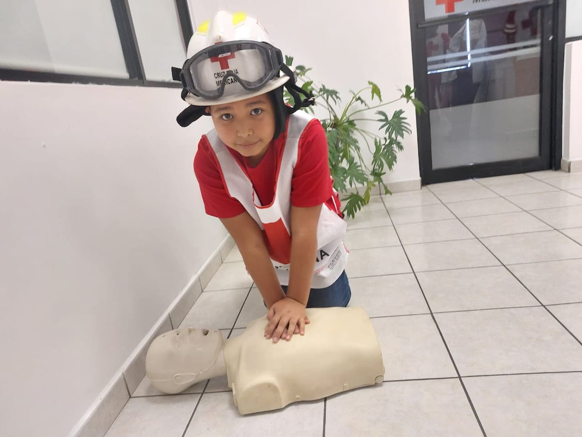 Momentos que el niño Jeacob Gerard muestra cómo se debe aplicar un RCP en las instalaciones de
la Cruz Roja. FOTO: MARCO MANRÍQUEZ
