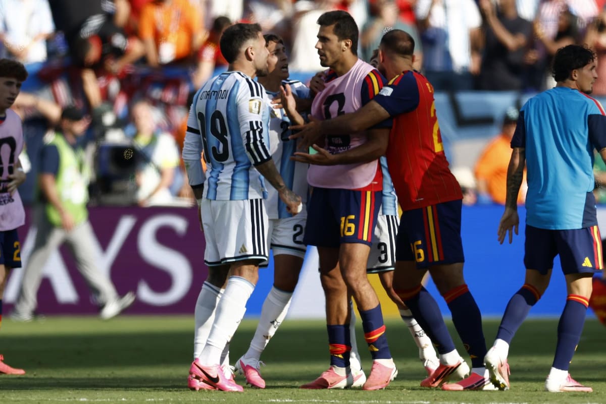 Jugadores argentinos y españoles se enfrascaron en una bronca tras culminar el juego de la final del Mundial 2026. (Foto: EFE)