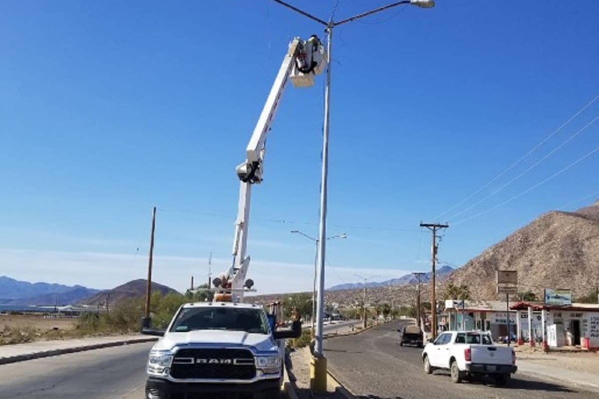 Mejoran alumbrado público en poblados de San Quintín