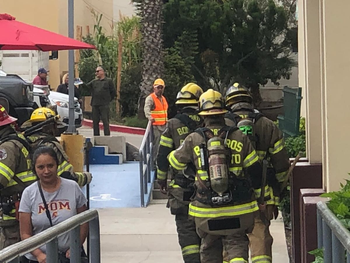 Las brigadas de bomberos lograron rescatar a dos personas lesionadas y una de ellas fue trasladada al hospital.