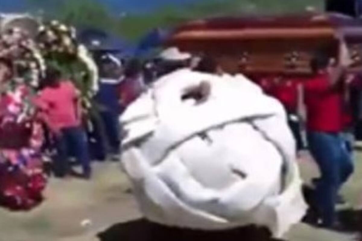 Trabajador de cremería se disfraza de queso en funeral del dueño